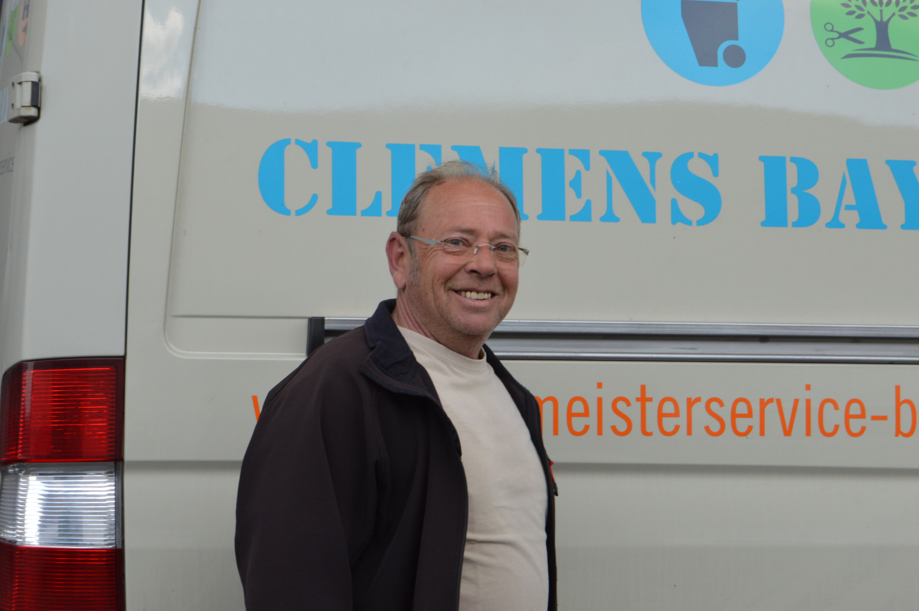 Außenbereichmitarbeiter des Hausmeisterservice Clemens Bayer