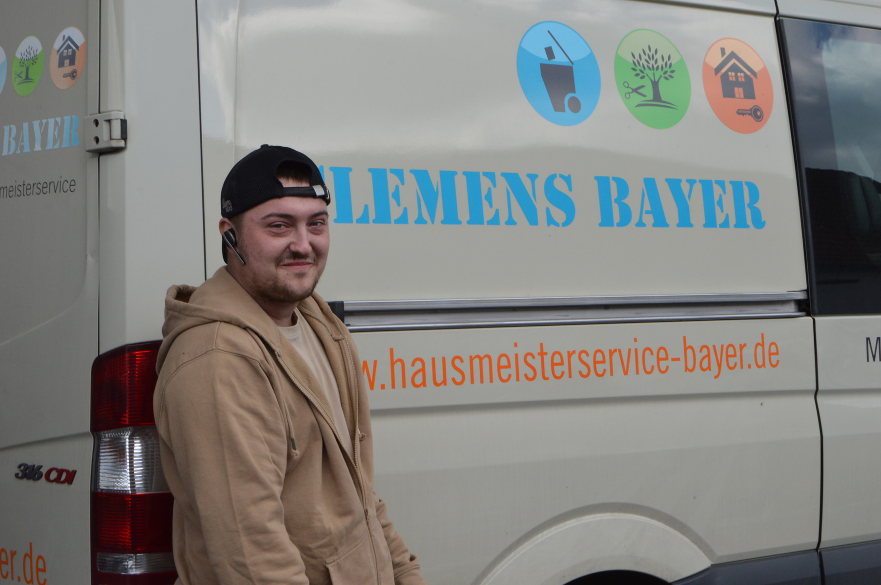 Außenbereichmitarbeiter der Firma Hausmeisterservice Clemens Bayer