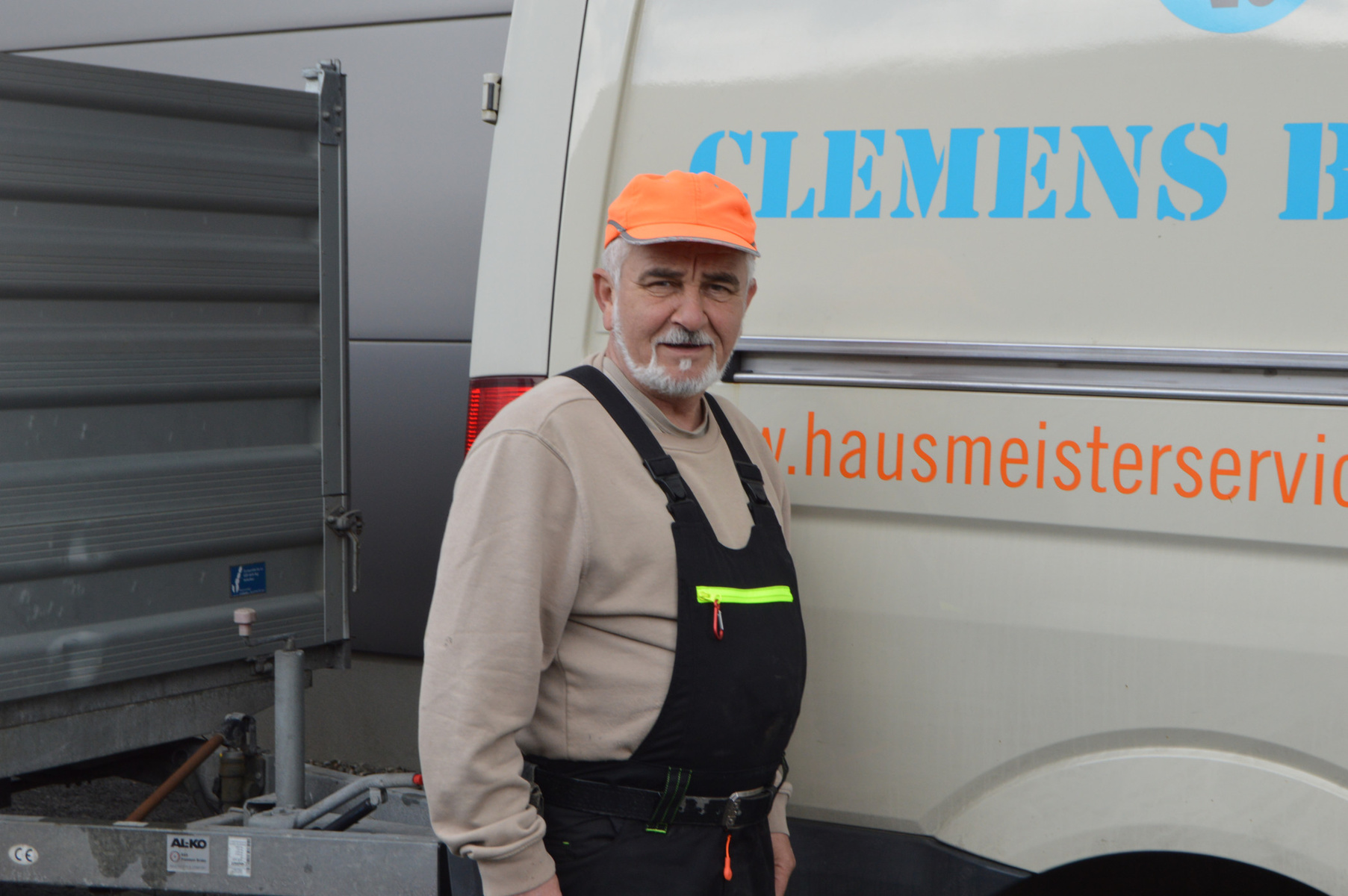 Außenbereichmitarbeiter des Hausmeisterservice Clemens Bayer